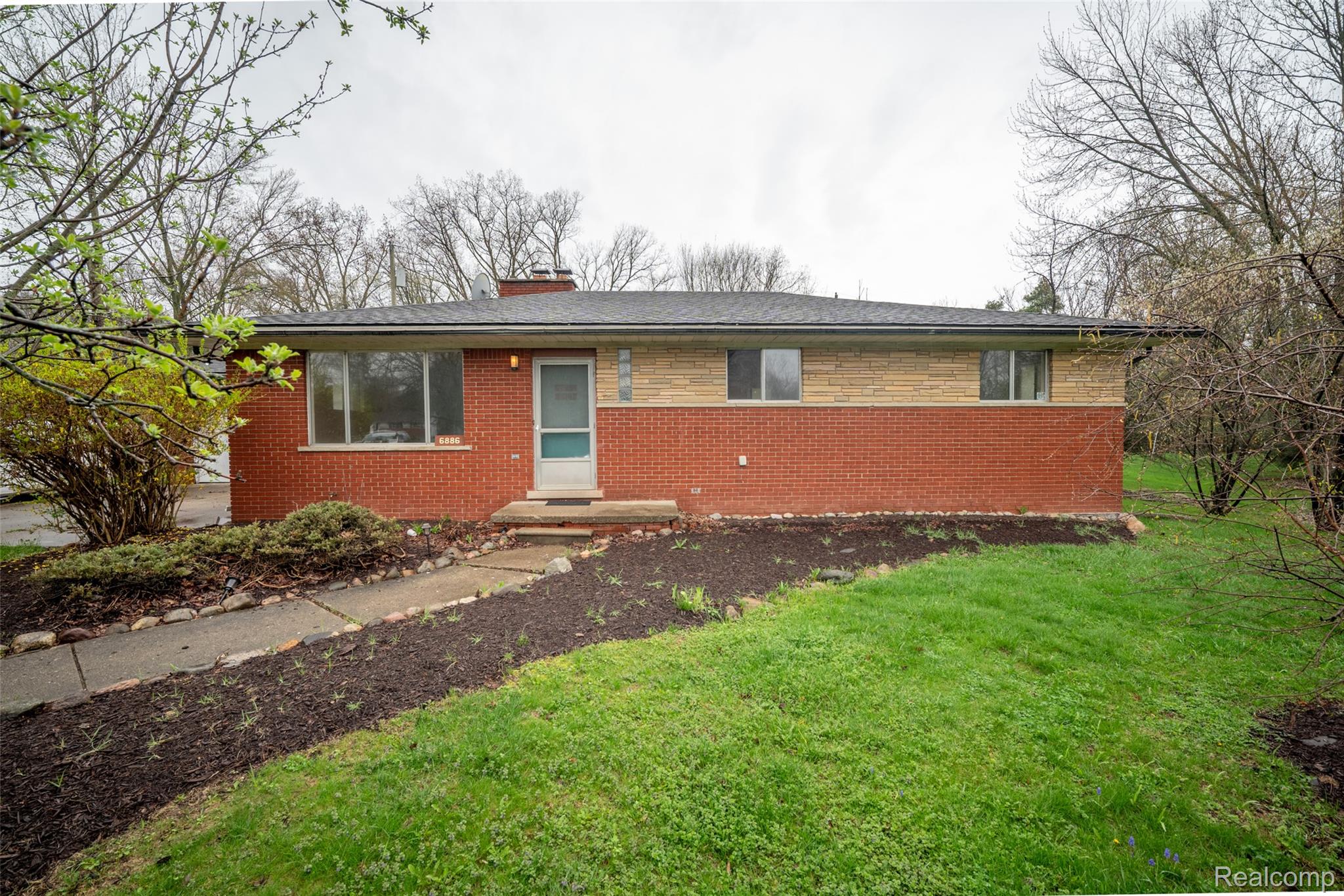6886 E Nashway