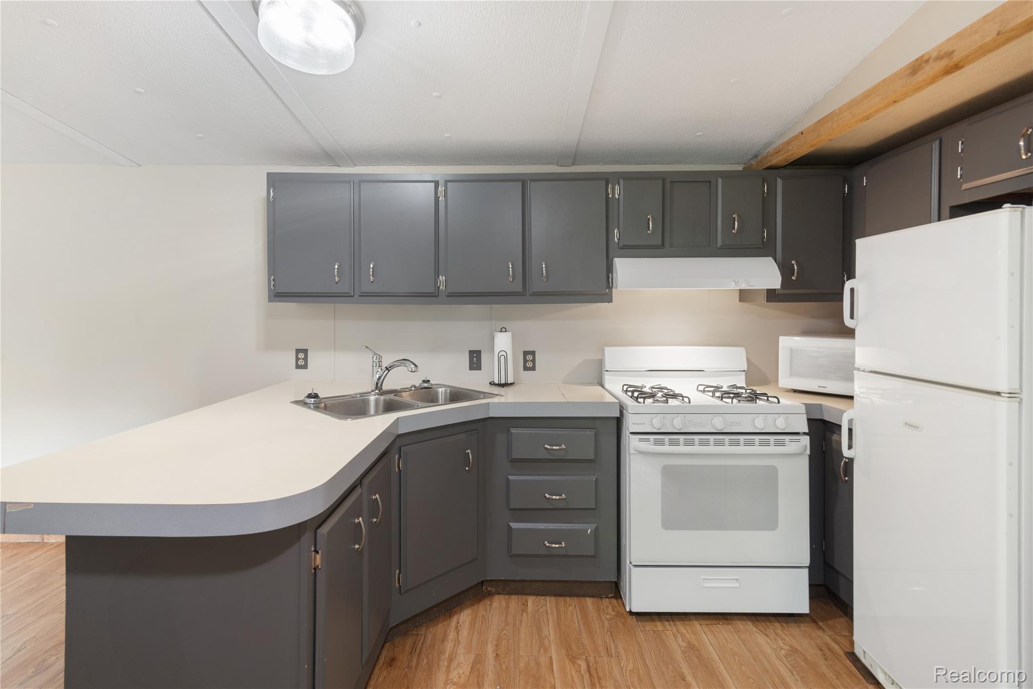 5960 N Trail SE
