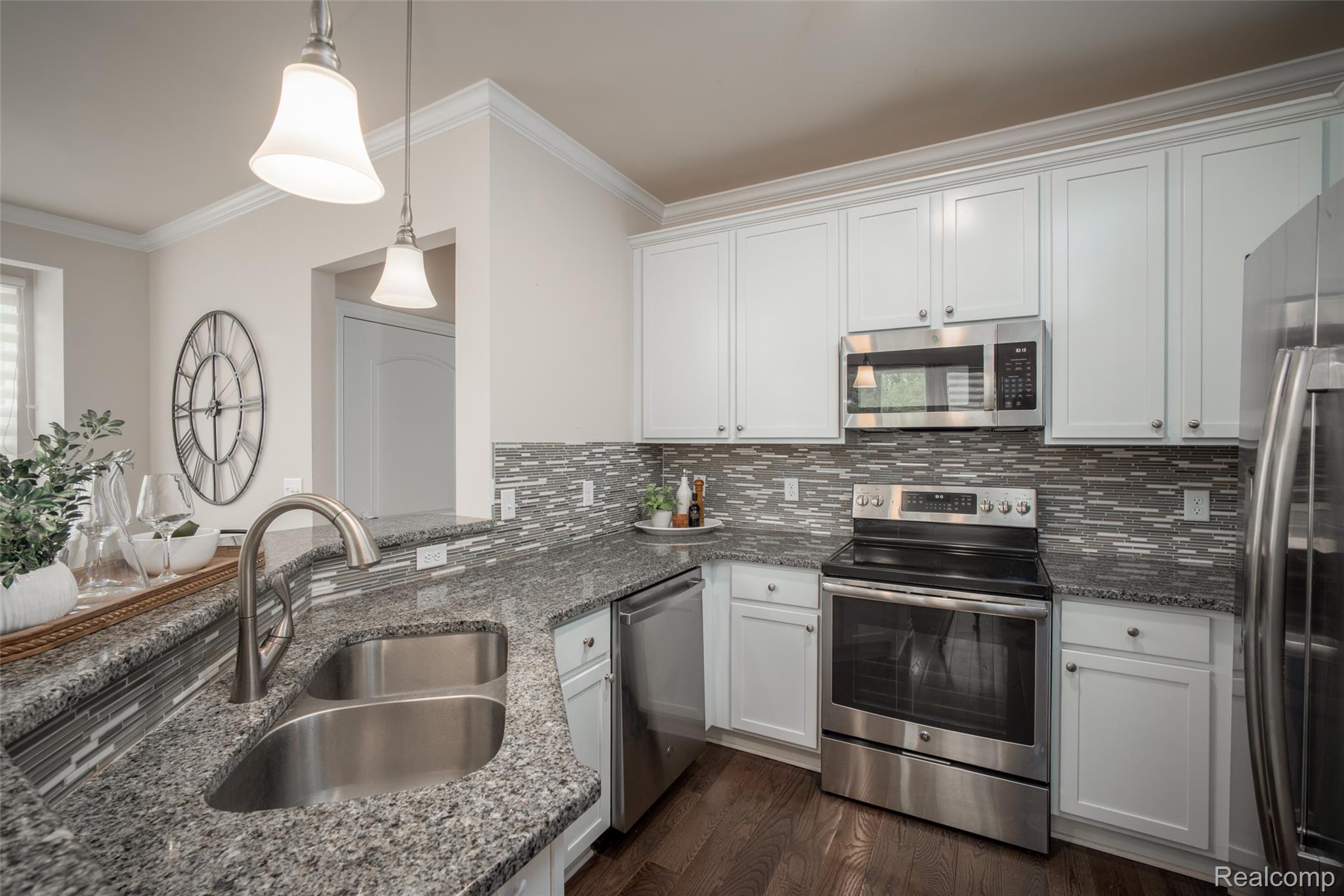 42384 Gateway Dr