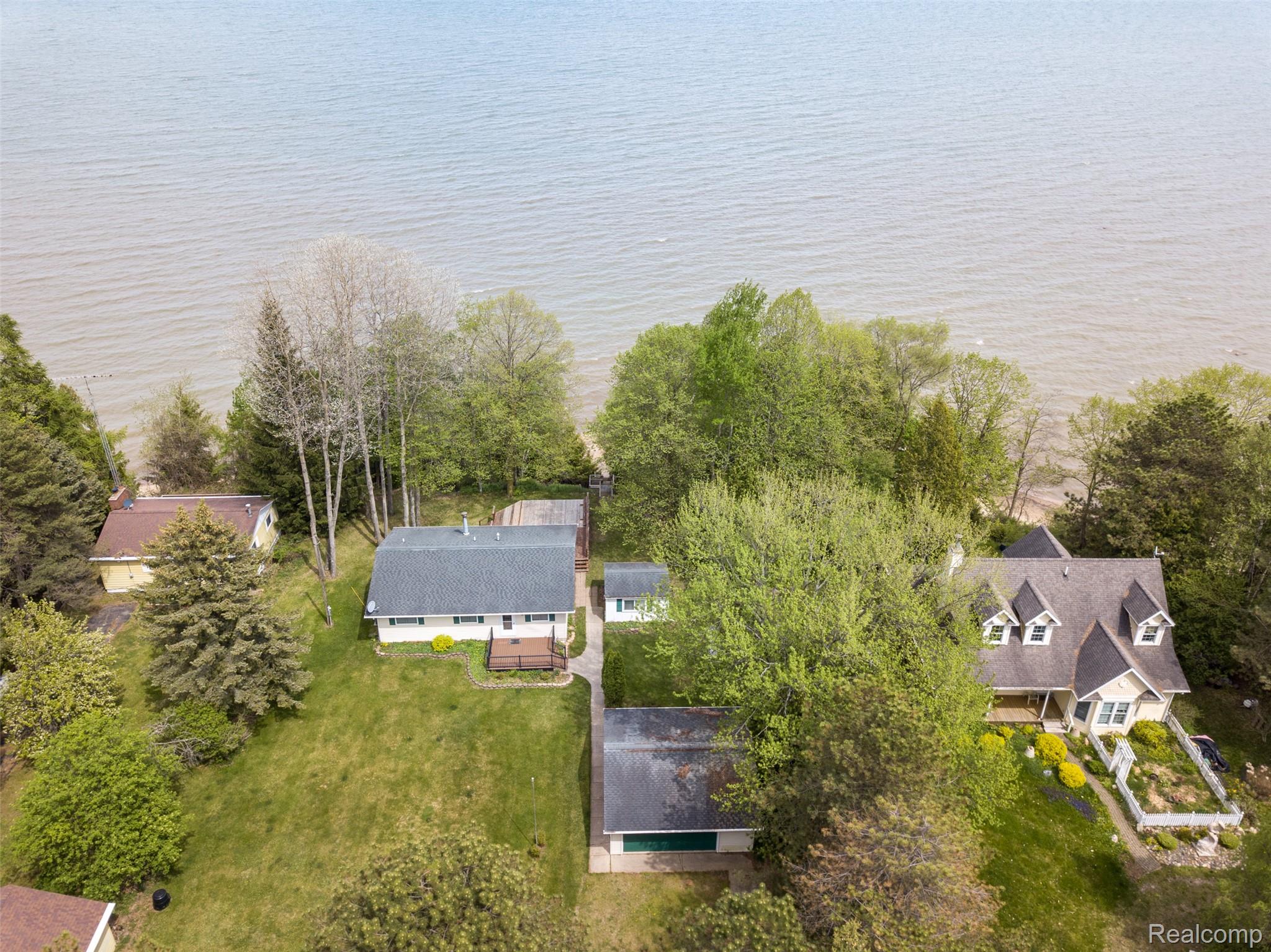 6240 Lakeshore Road N