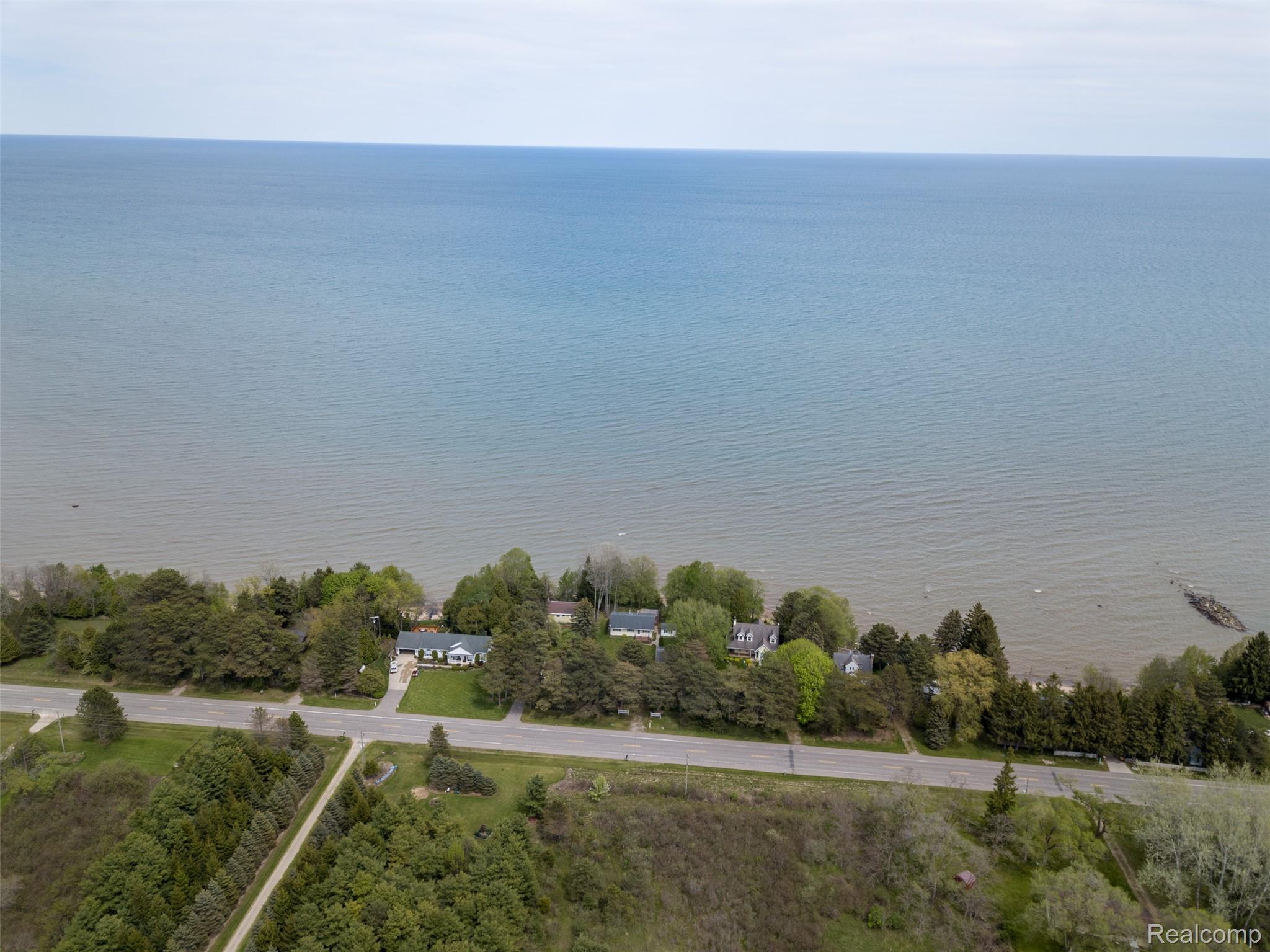 6240 Lakeshore Road N