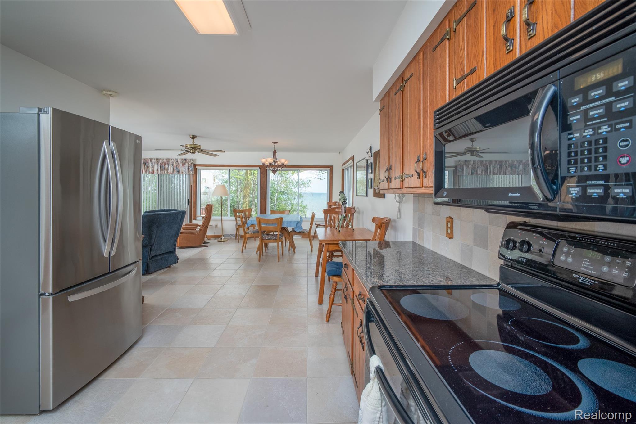 6240 Lakeshore Road N