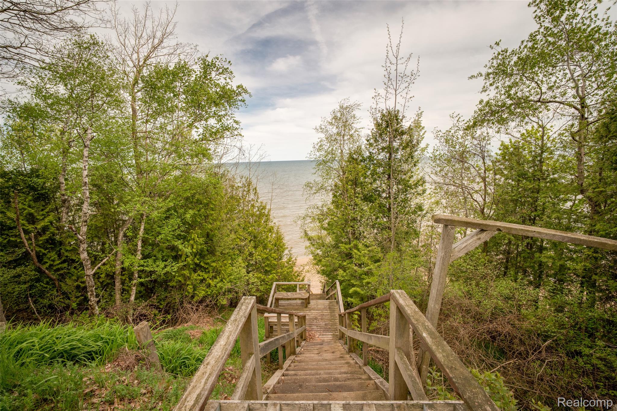 6240 Lakeshore Road N
