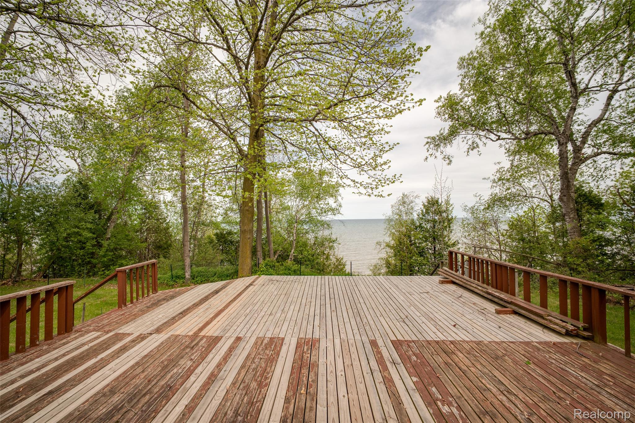 6240 Lakeshore Road N