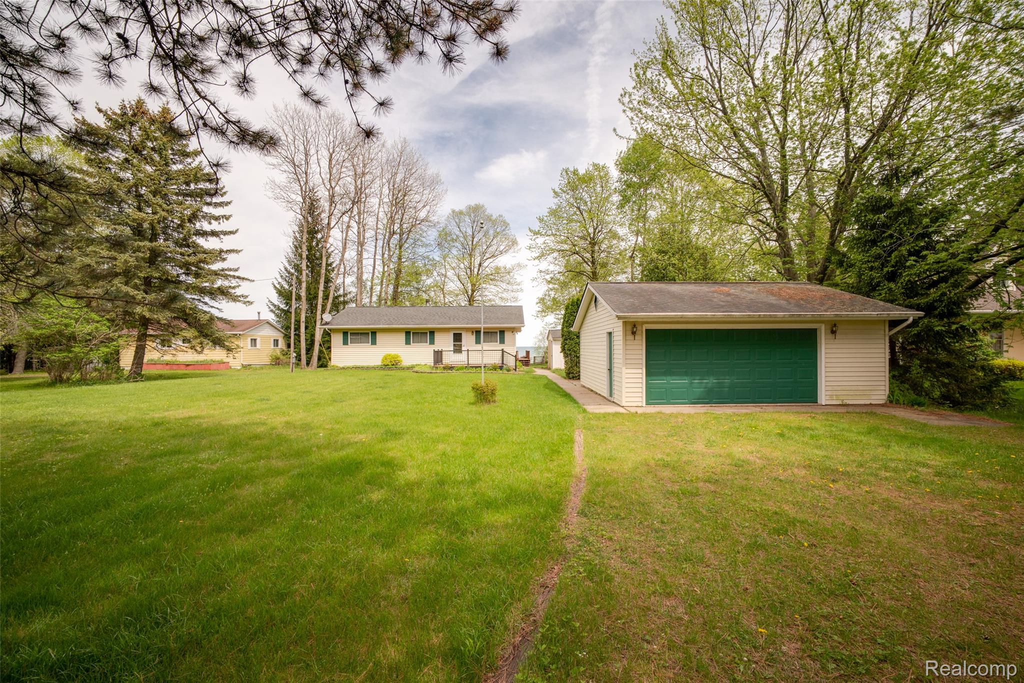 6240 Lakeshore Road N