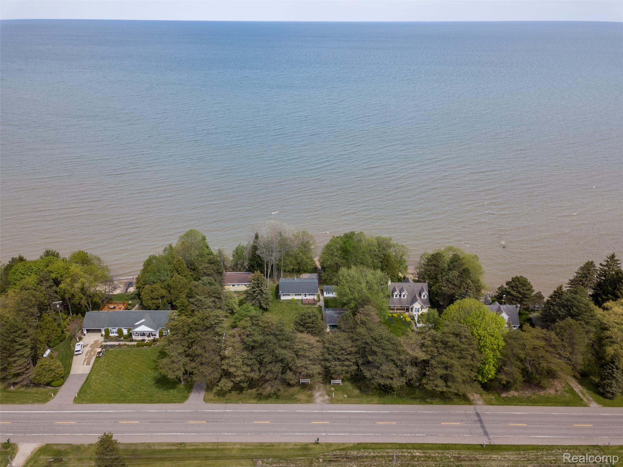 6240 Lakeshore Road N