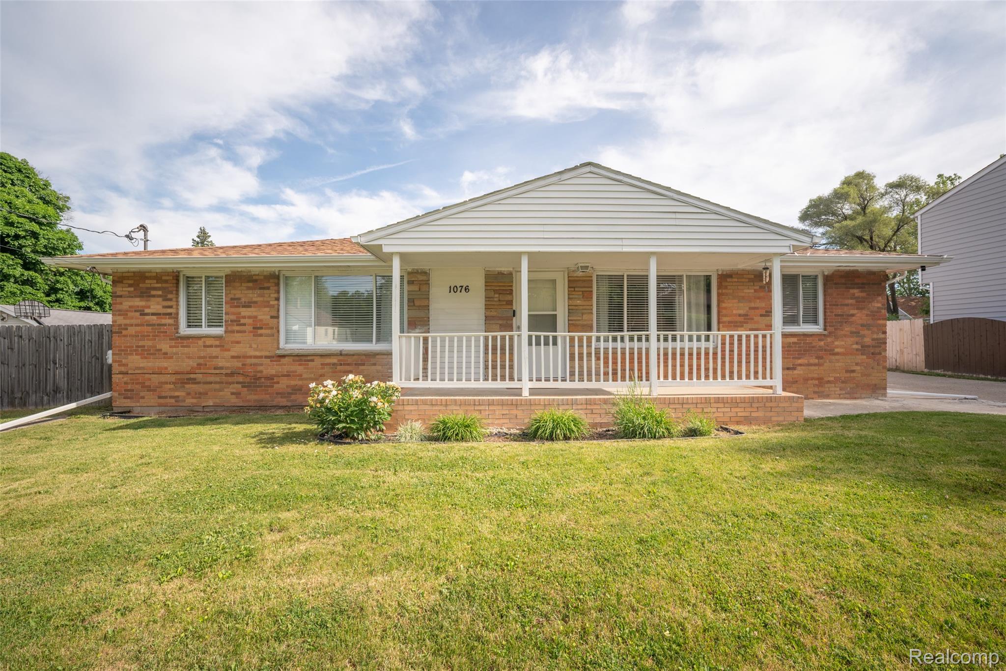1076 W Kurtz Avenue