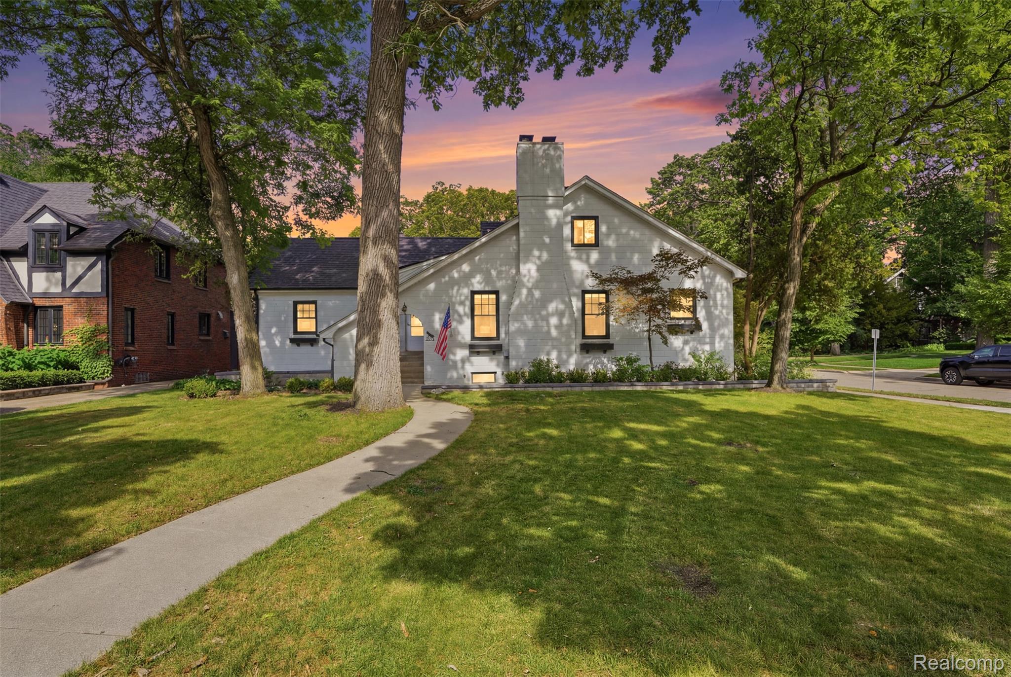 93 Oakdale Boulevard