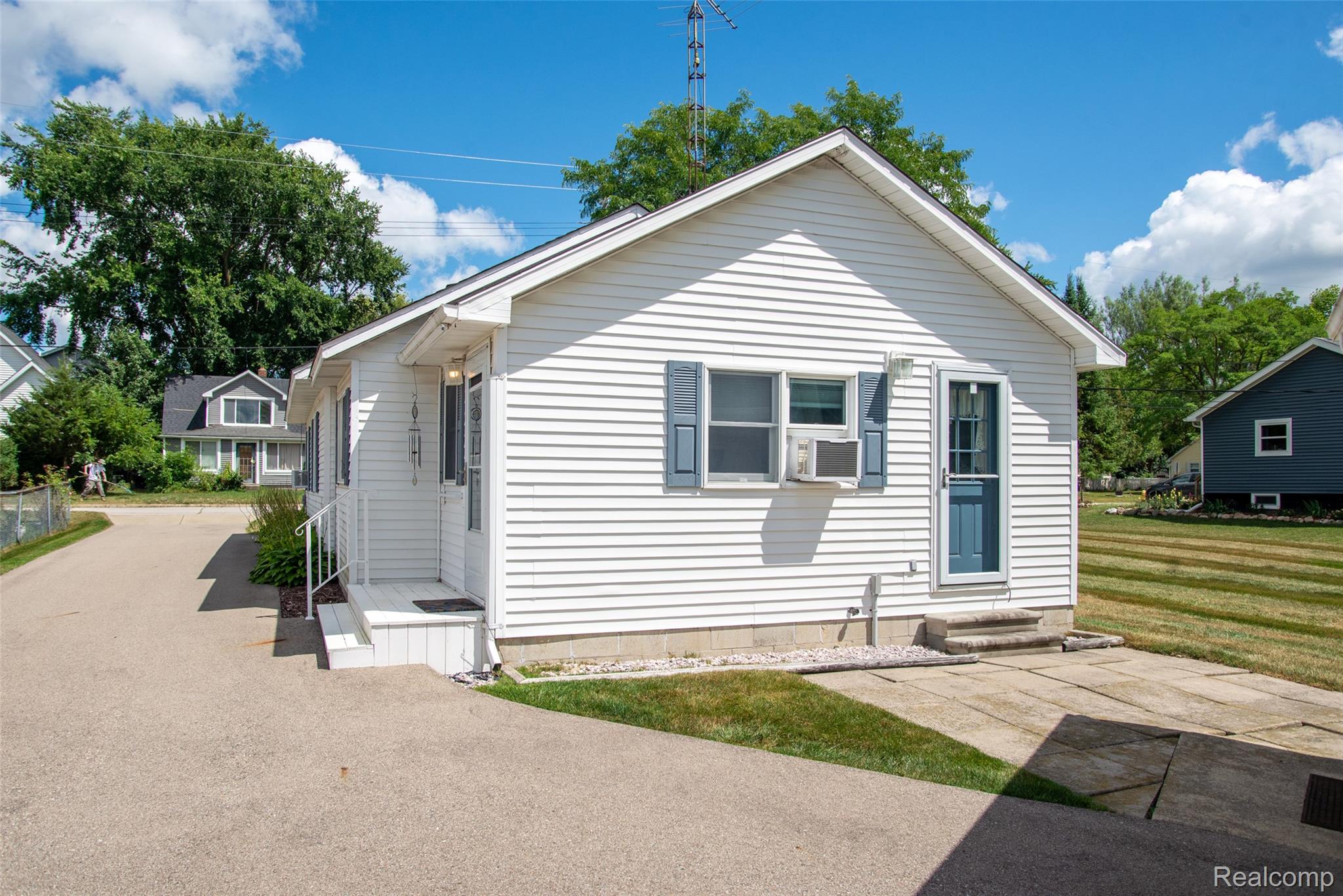 335 Oriole Street