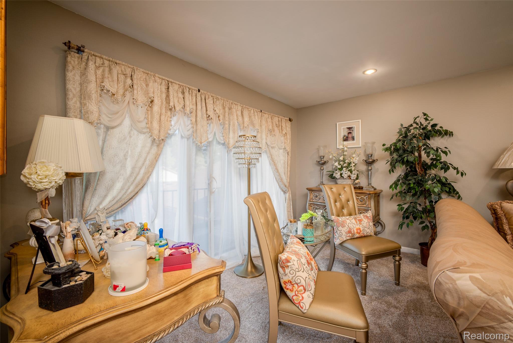 4376 Knightsbridge LN