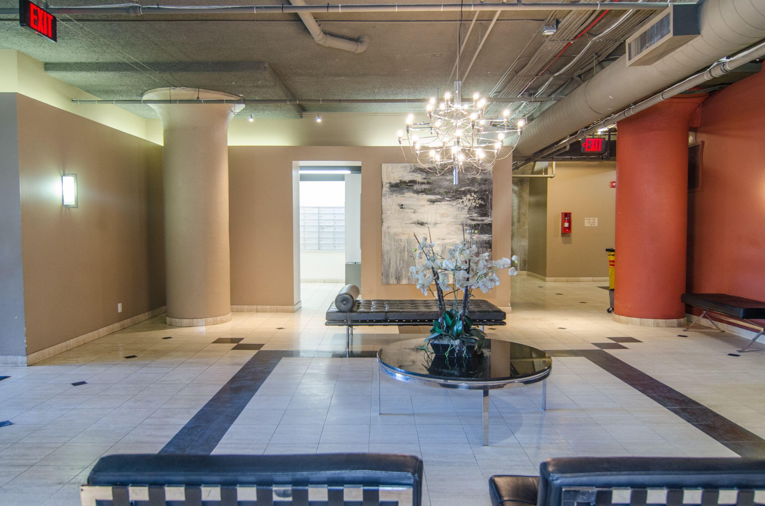 6533 E Jefferson Avenue, 12-LL10