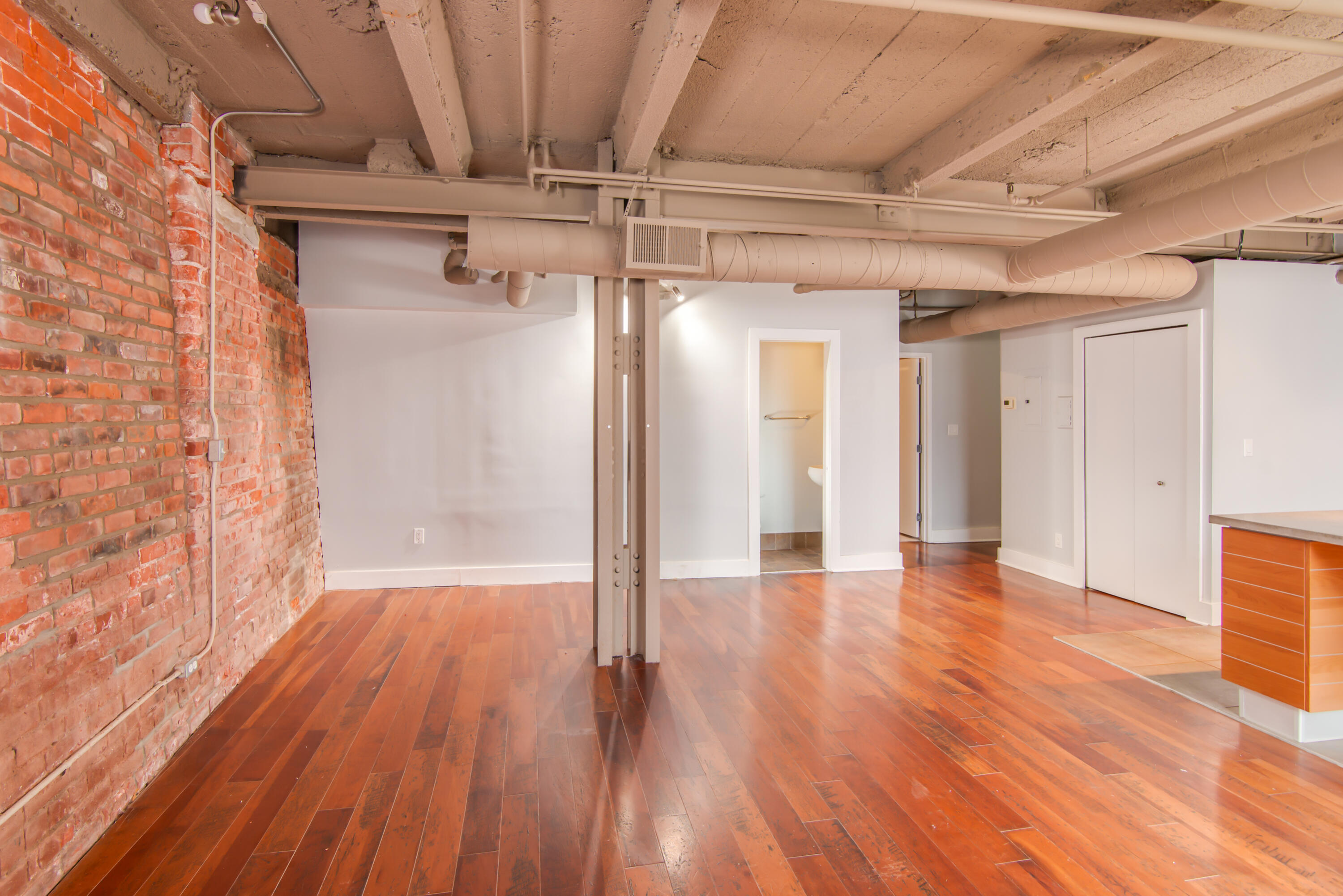 6533 E Jefferson Avenue, 12-LL10