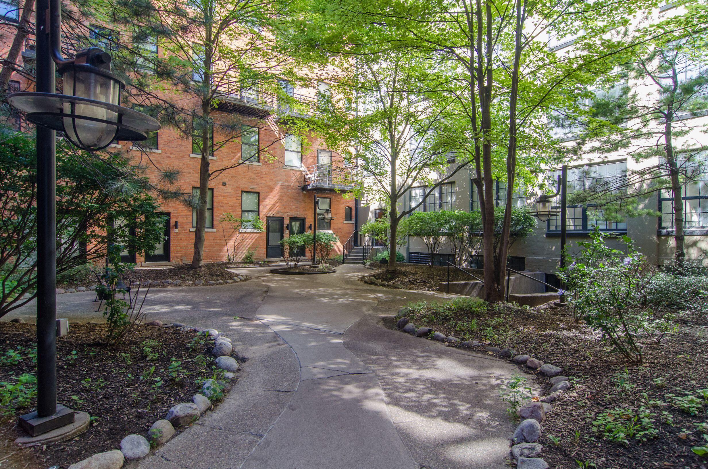 6533 E Jefferson Avenue, 12-LL10