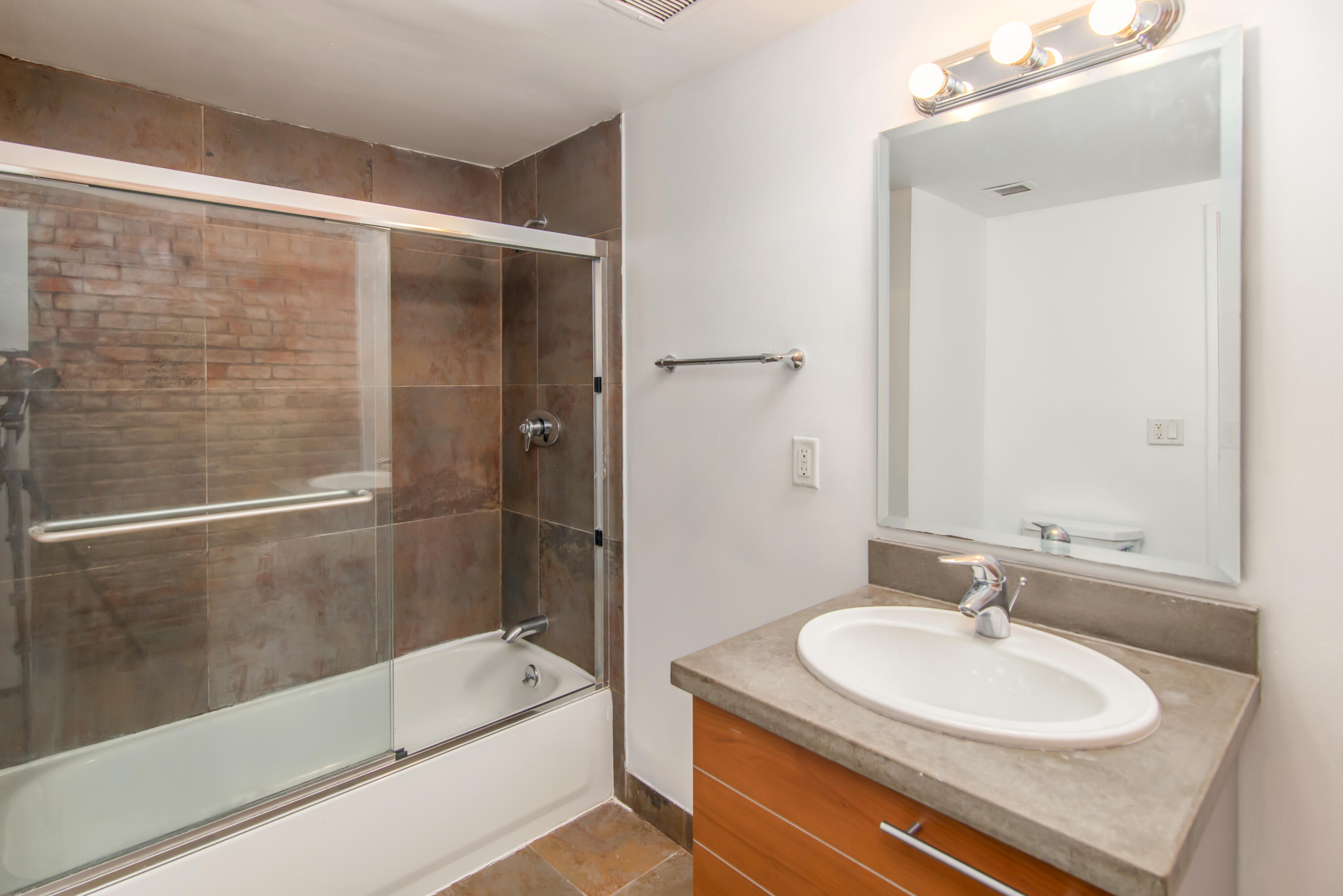 6533 E Jefferson Avenue, 12-LL10