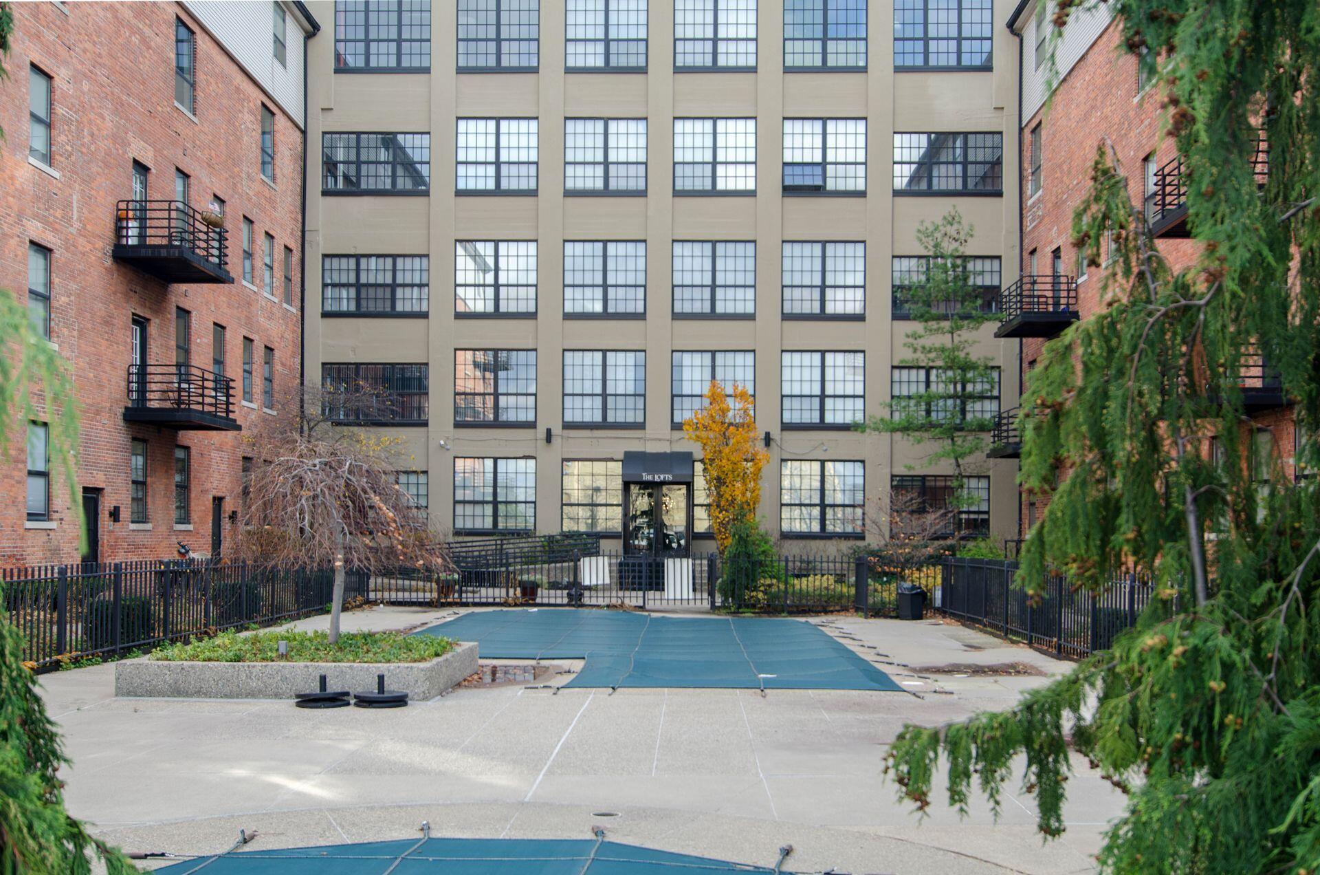 6533 E Jefferson Avenue, 12-LL10
