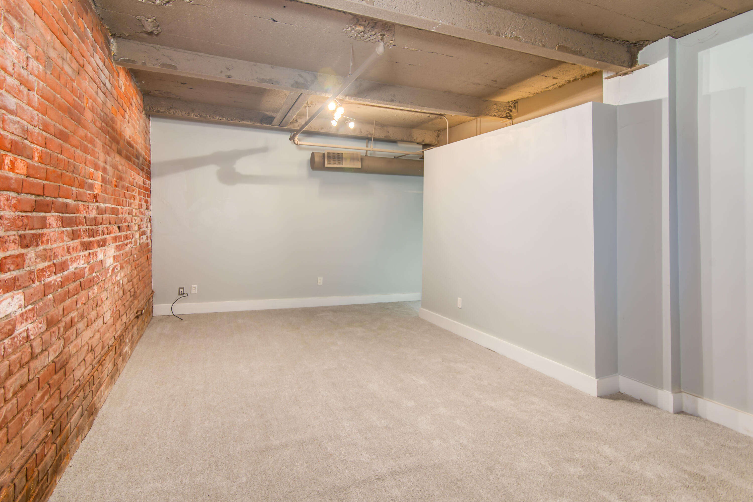 6533 E Jefferson Avenue, 12-LL10