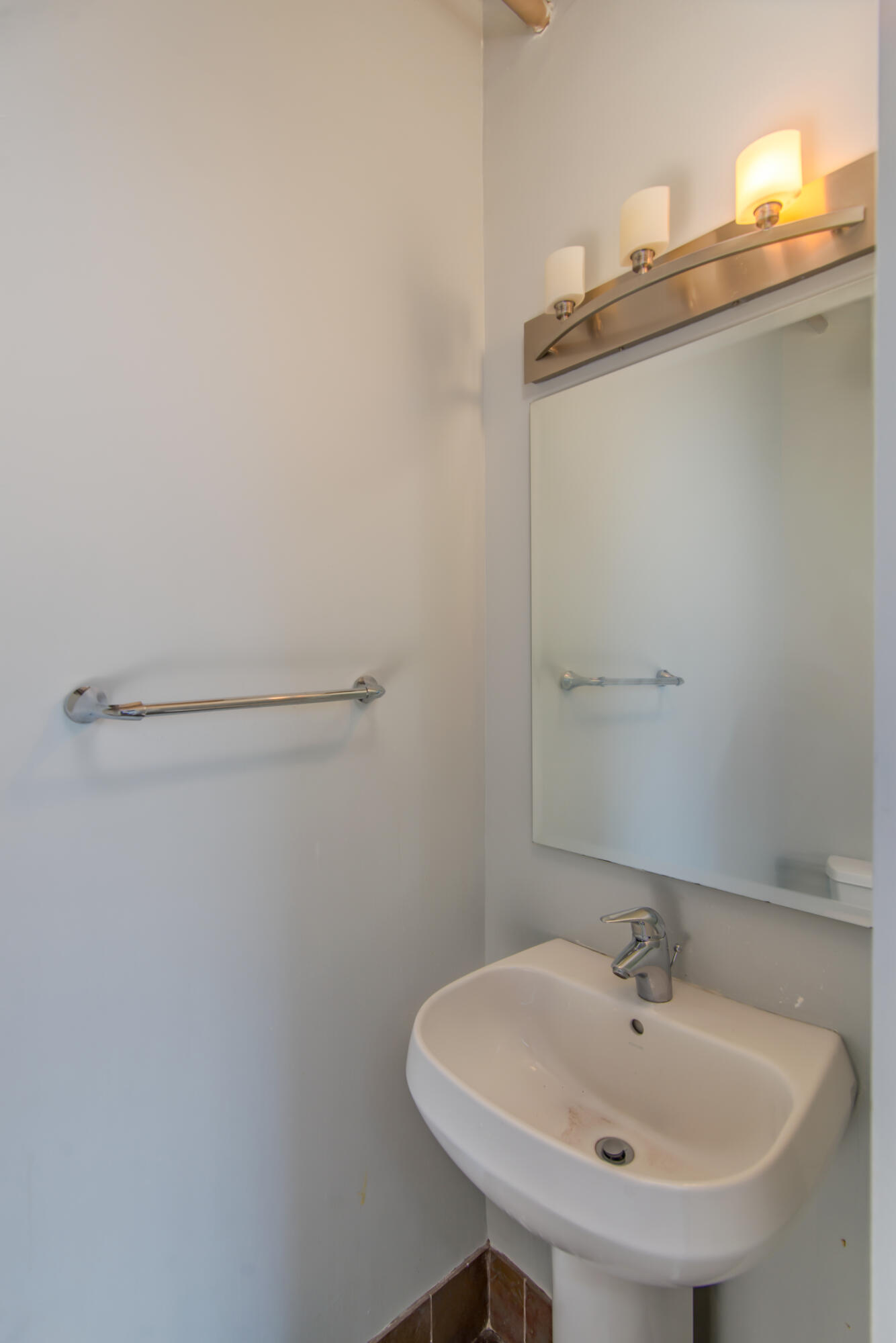 6533 E Jefferson Avenue, 12-LL10