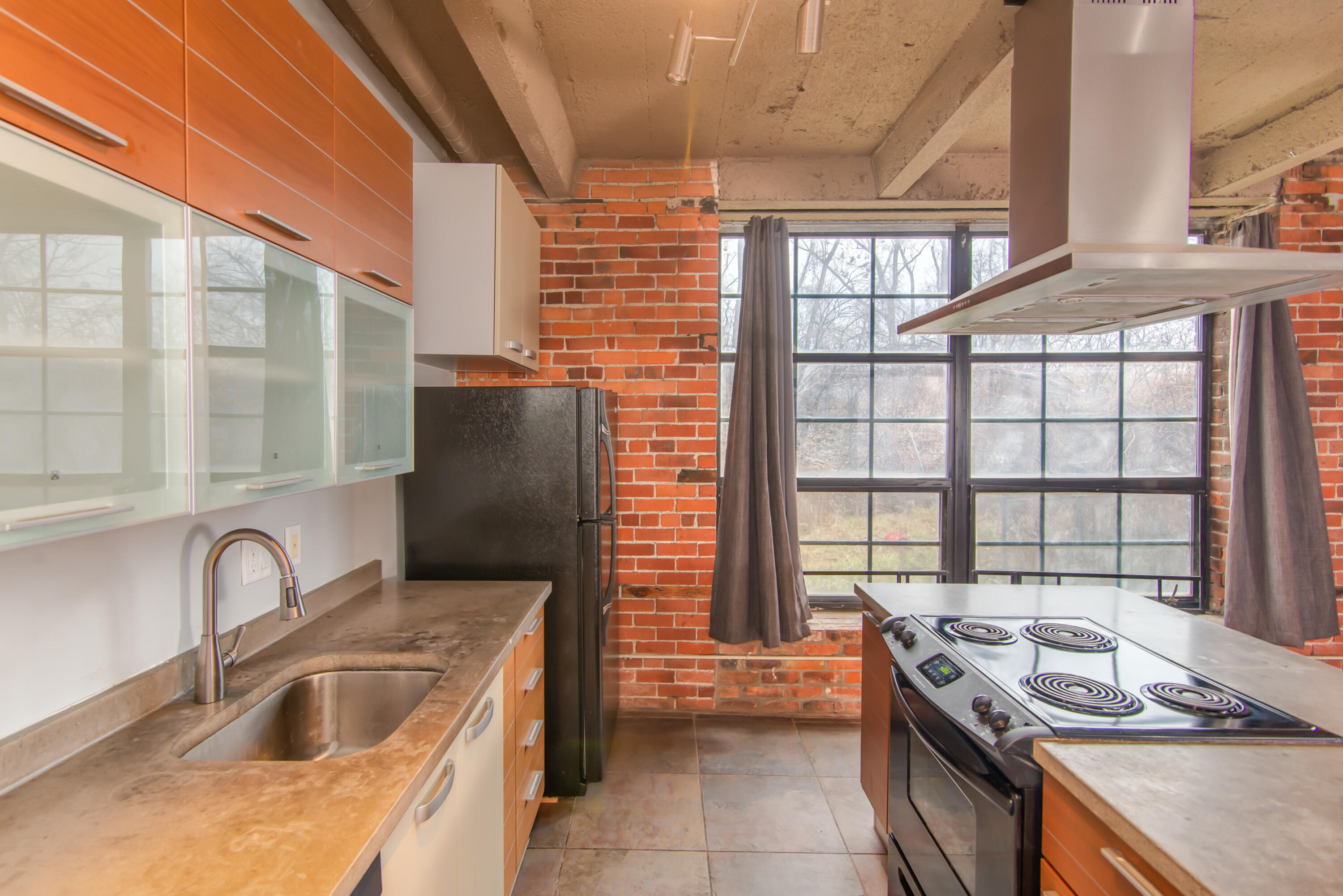 6533 E Jefferson Avenue, 12-LL10