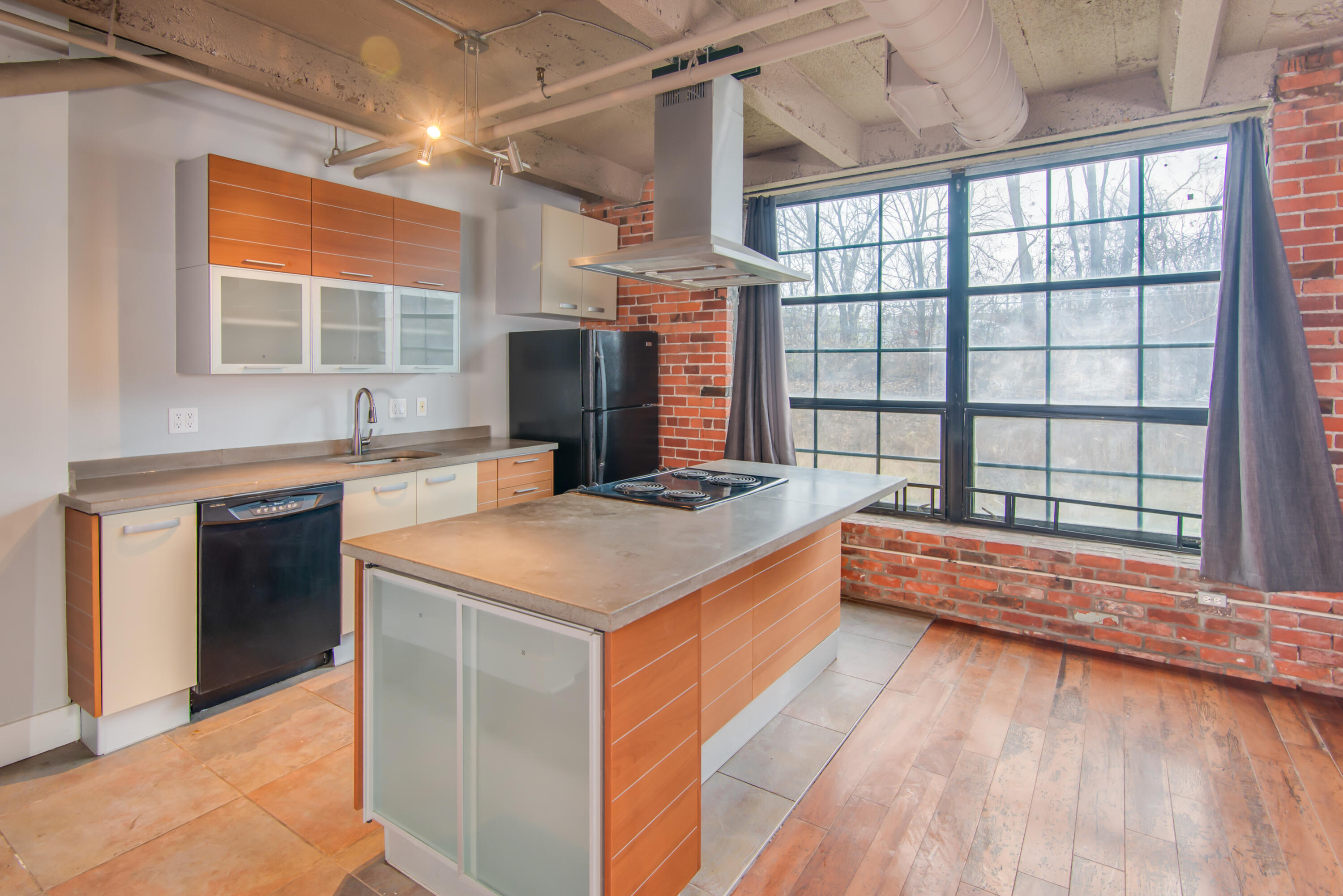 6533 E Jefferson Avenue, 12-LL10