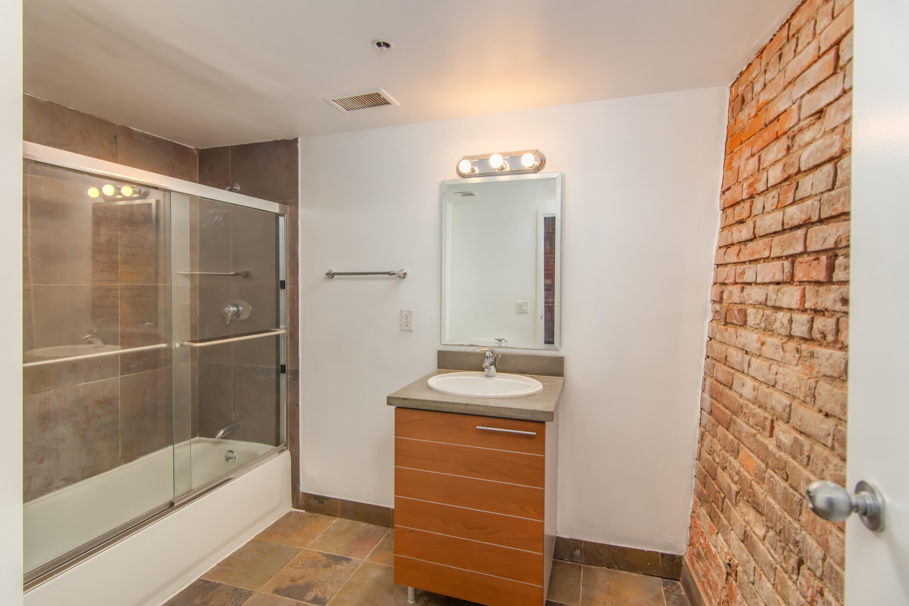 6533 E Jefferson Avenue, 12-LL10