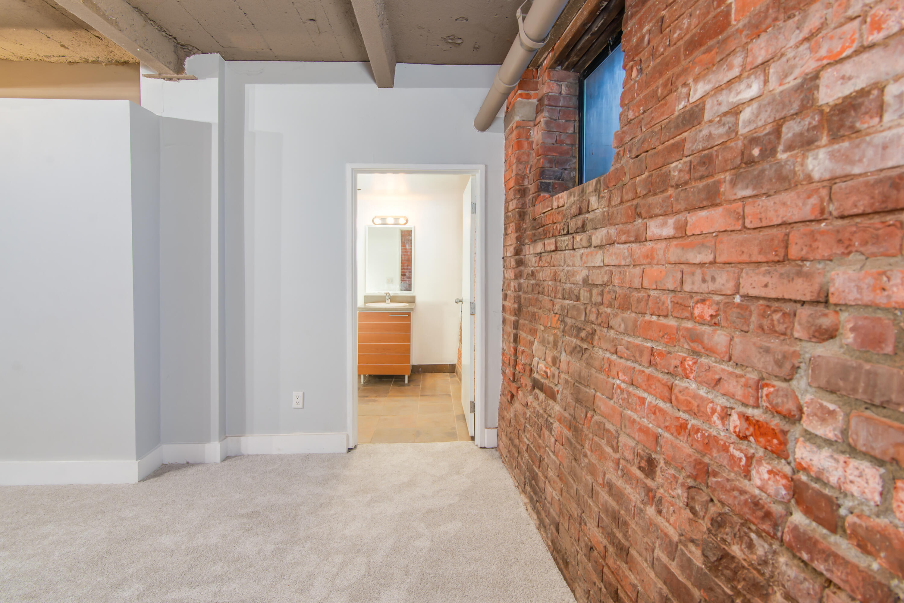 6533 E Jefferson Avenue, 12-LL10