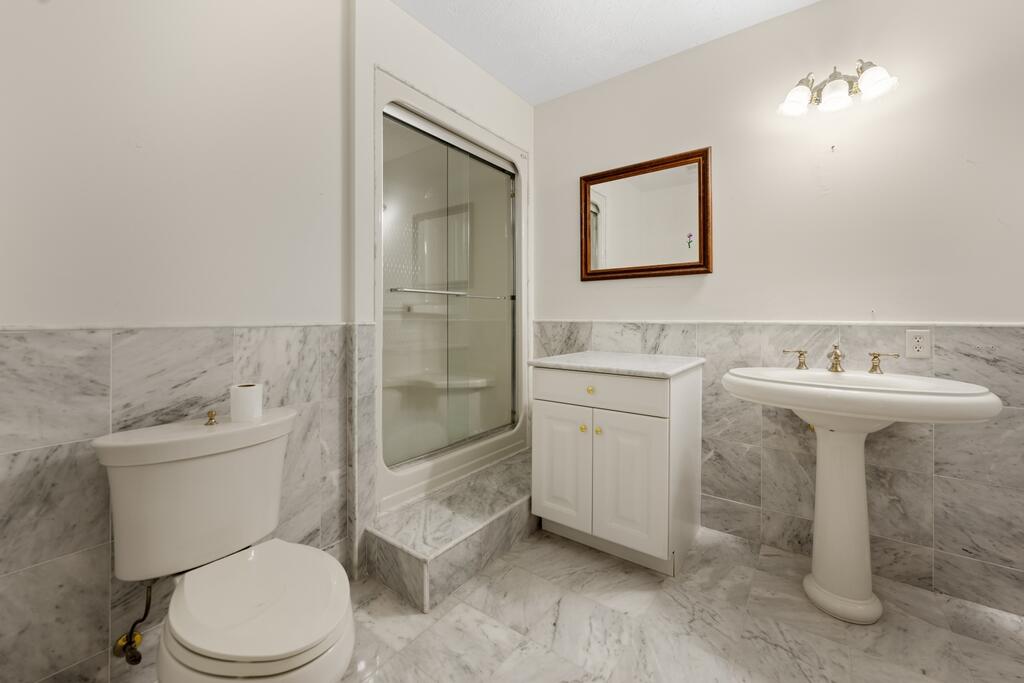 2528 Kingston Farm Lane