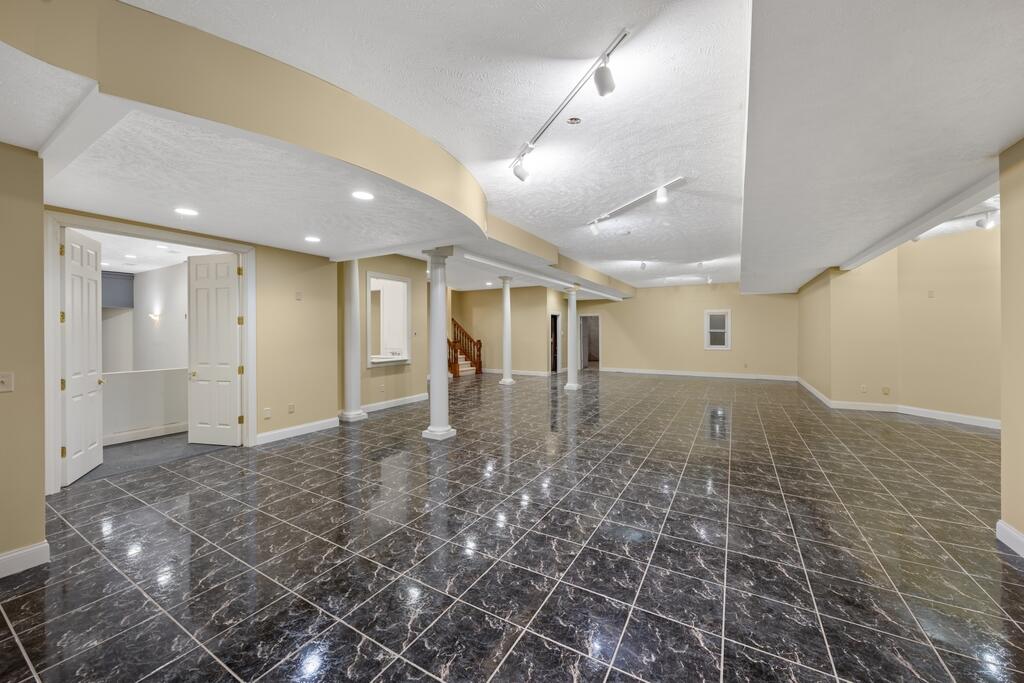 2528 Kingston Farm Lane