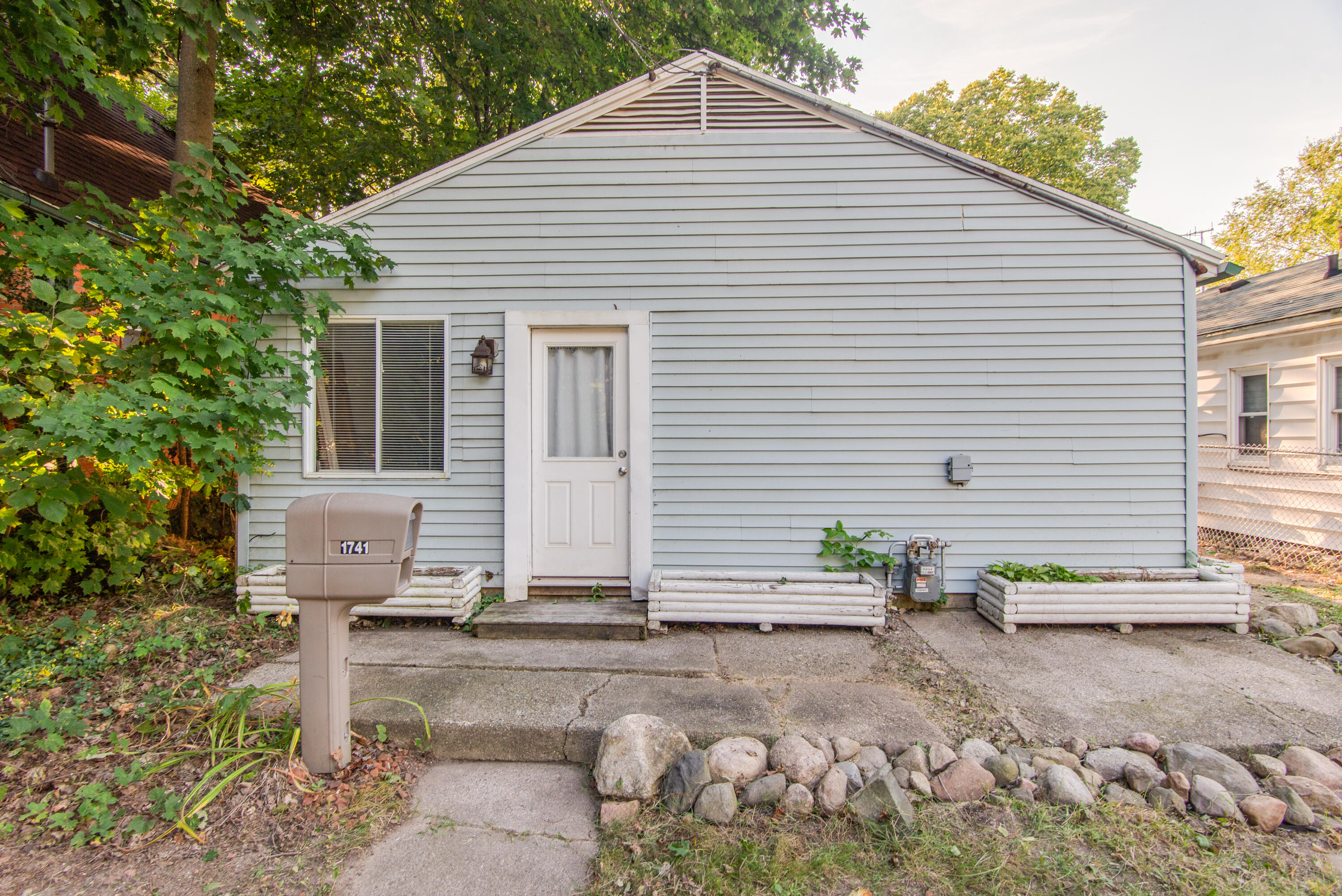 1741 Robertson Avenue