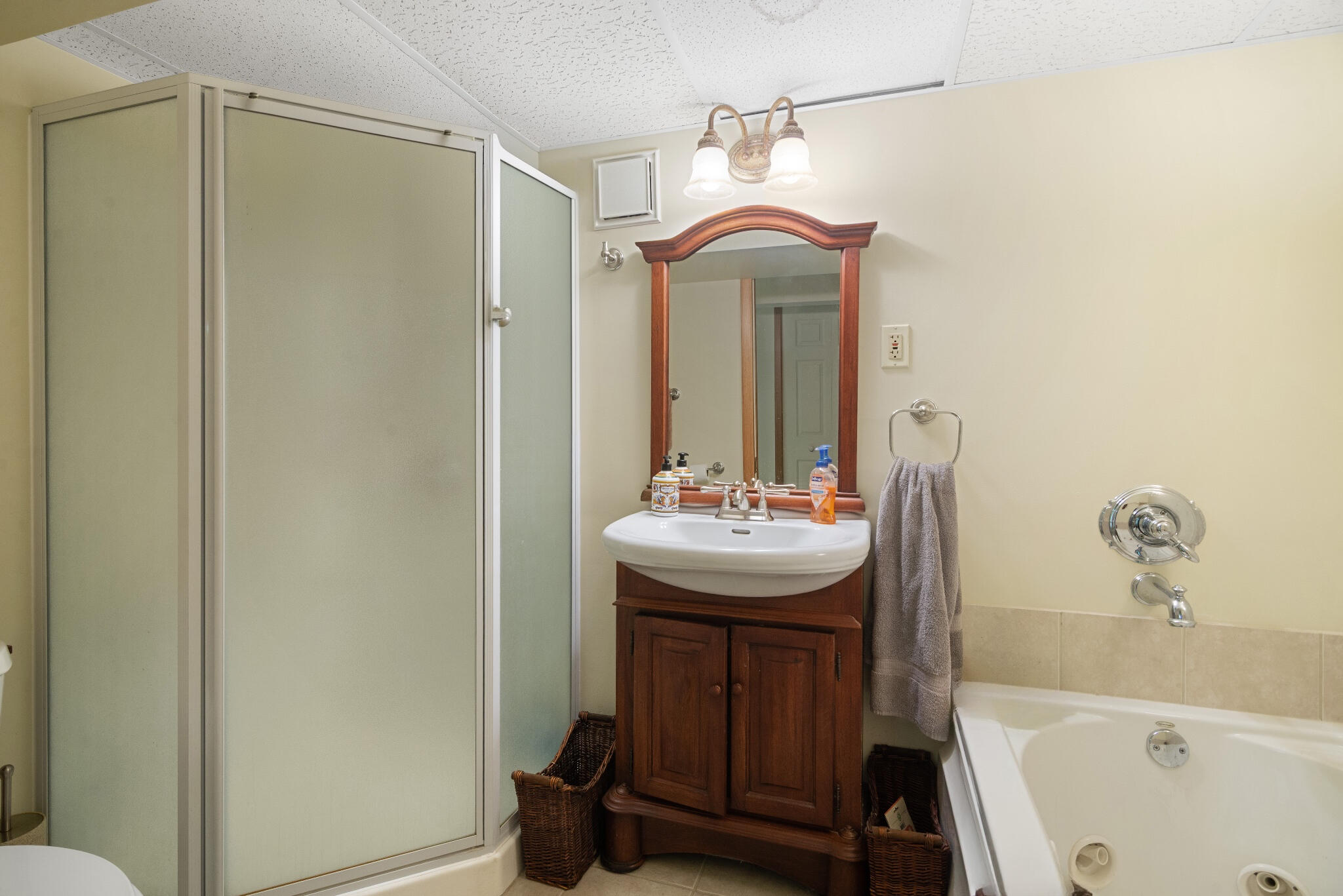 1921 Vine Way Drive 35