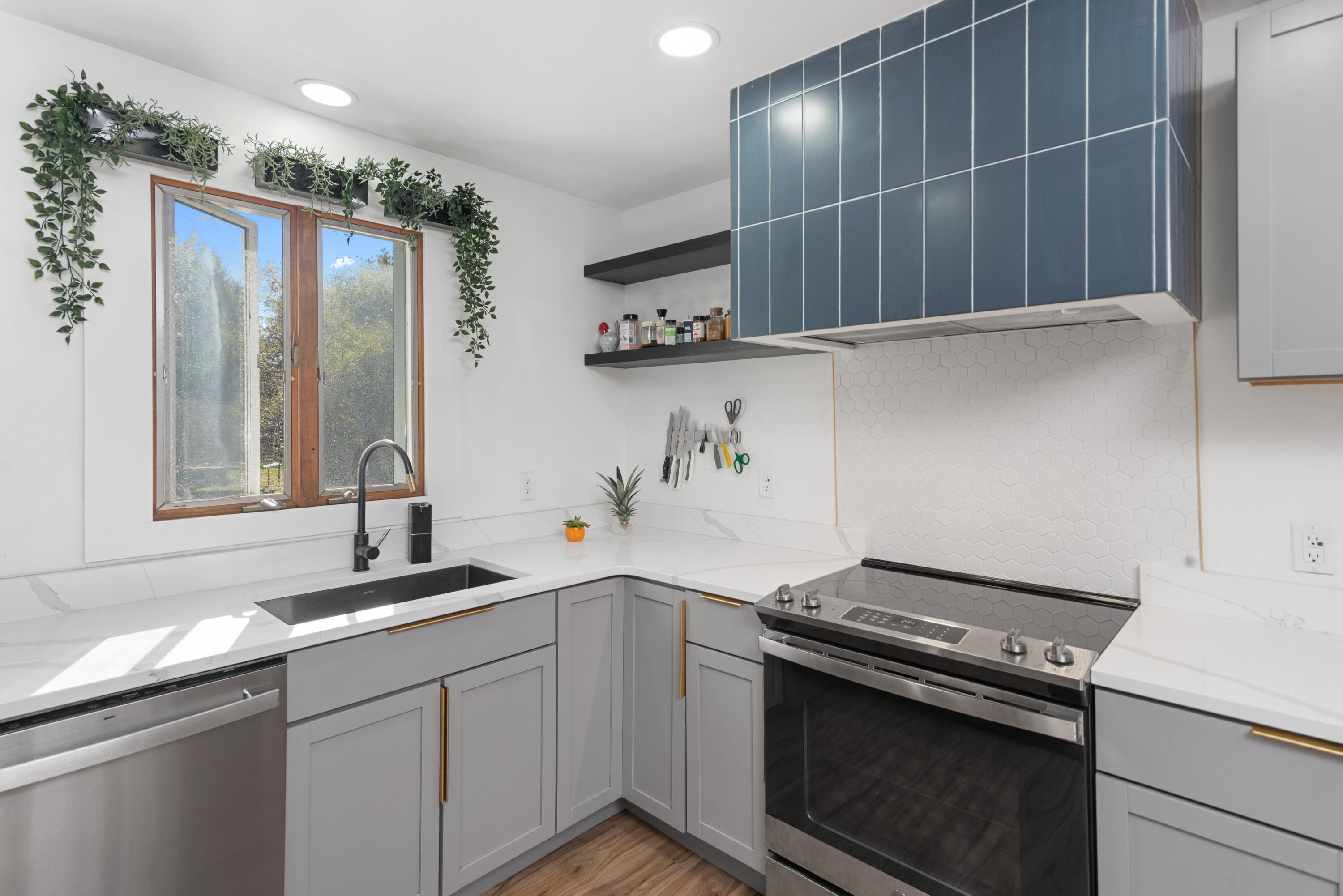 6810 N Territorial Road