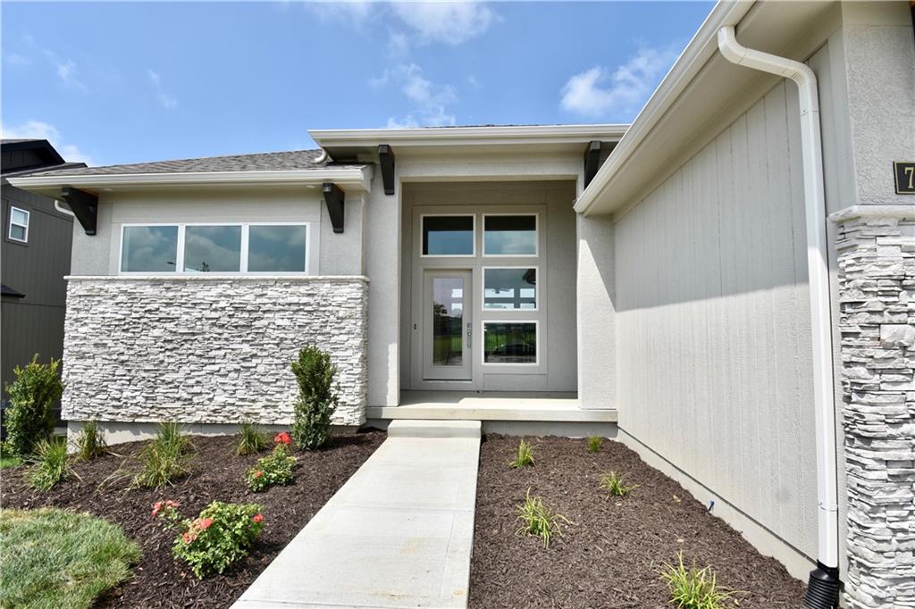 7616 N Sycamore Avenue