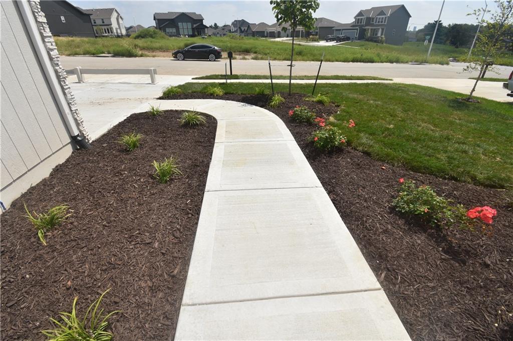 7616 N Sycamore Avenue