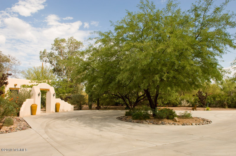 908 W San Martin Drive