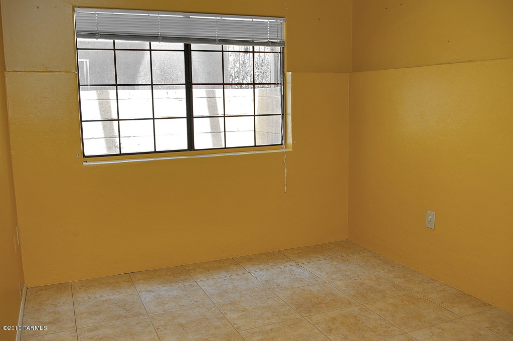 12721 N Meadview Way