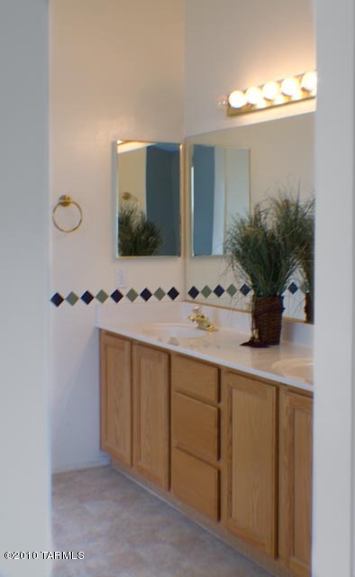 1330 E Dejerine Place