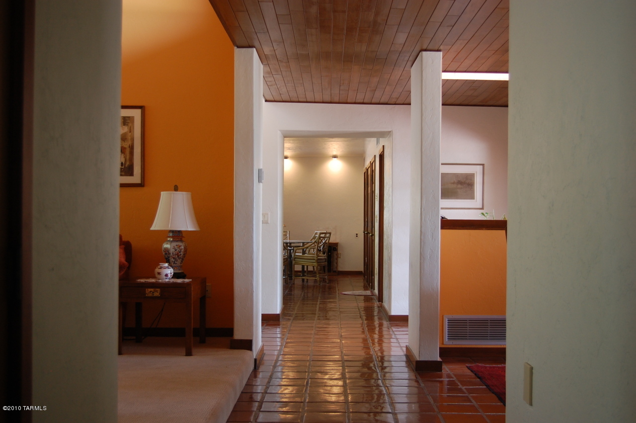 2390 E Calle Sin Controversia