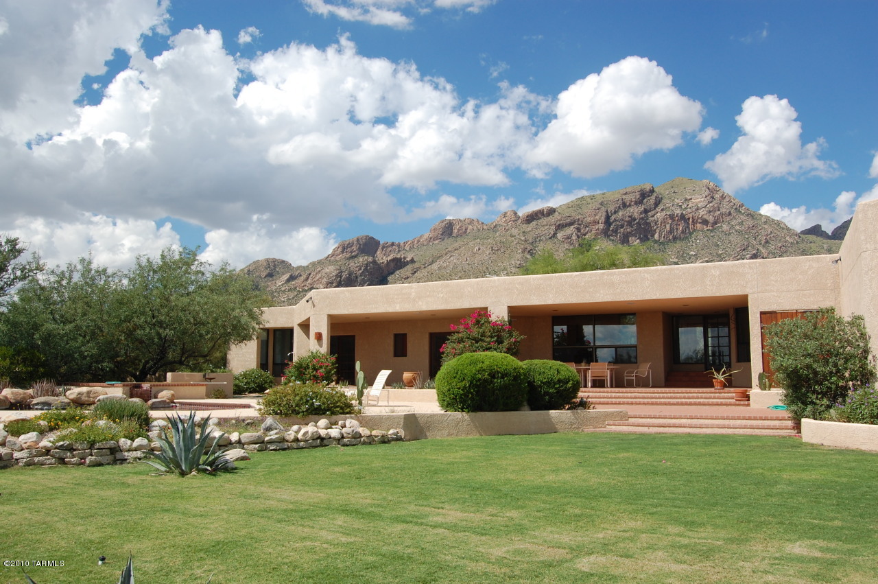 2390 E Calle Sin Controversia