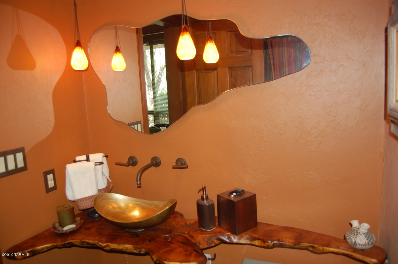 2390 E Calle Sin Controversia