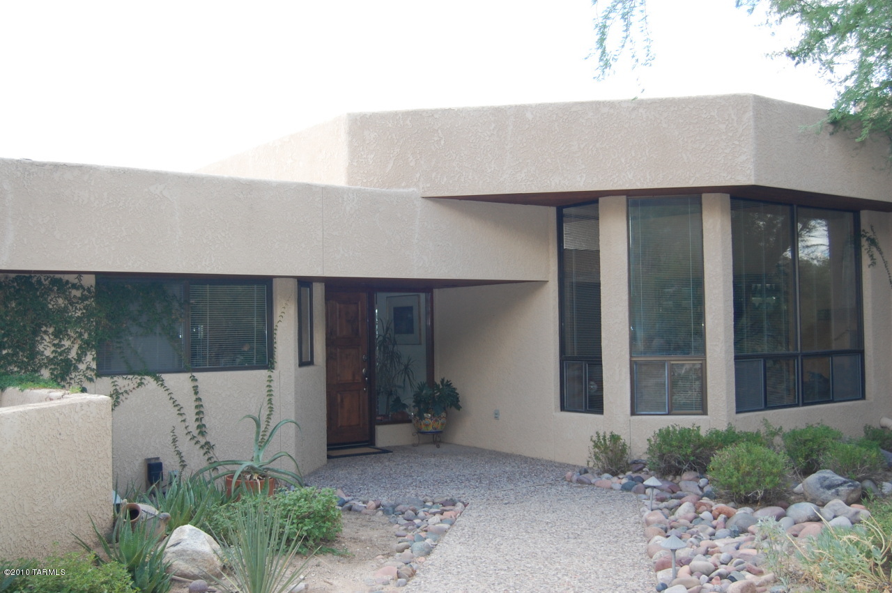 2390 E Calle Sin Controversia