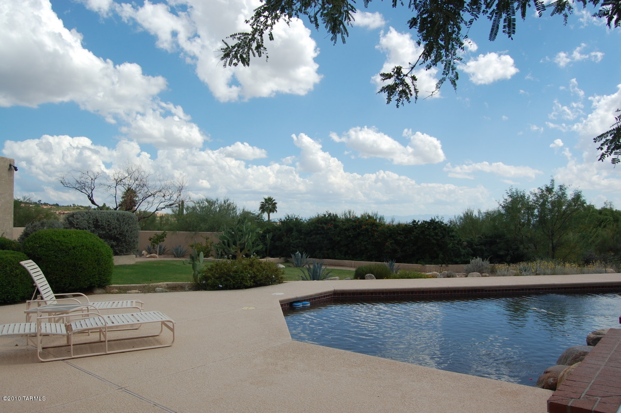 2390 E Calle Sin Controversia