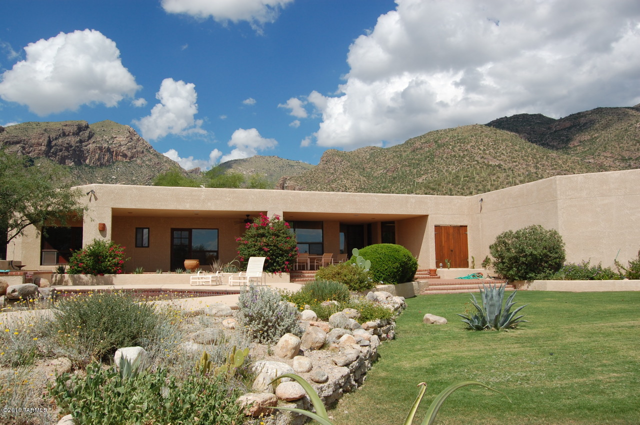 2390 E Calle Sin Controversia