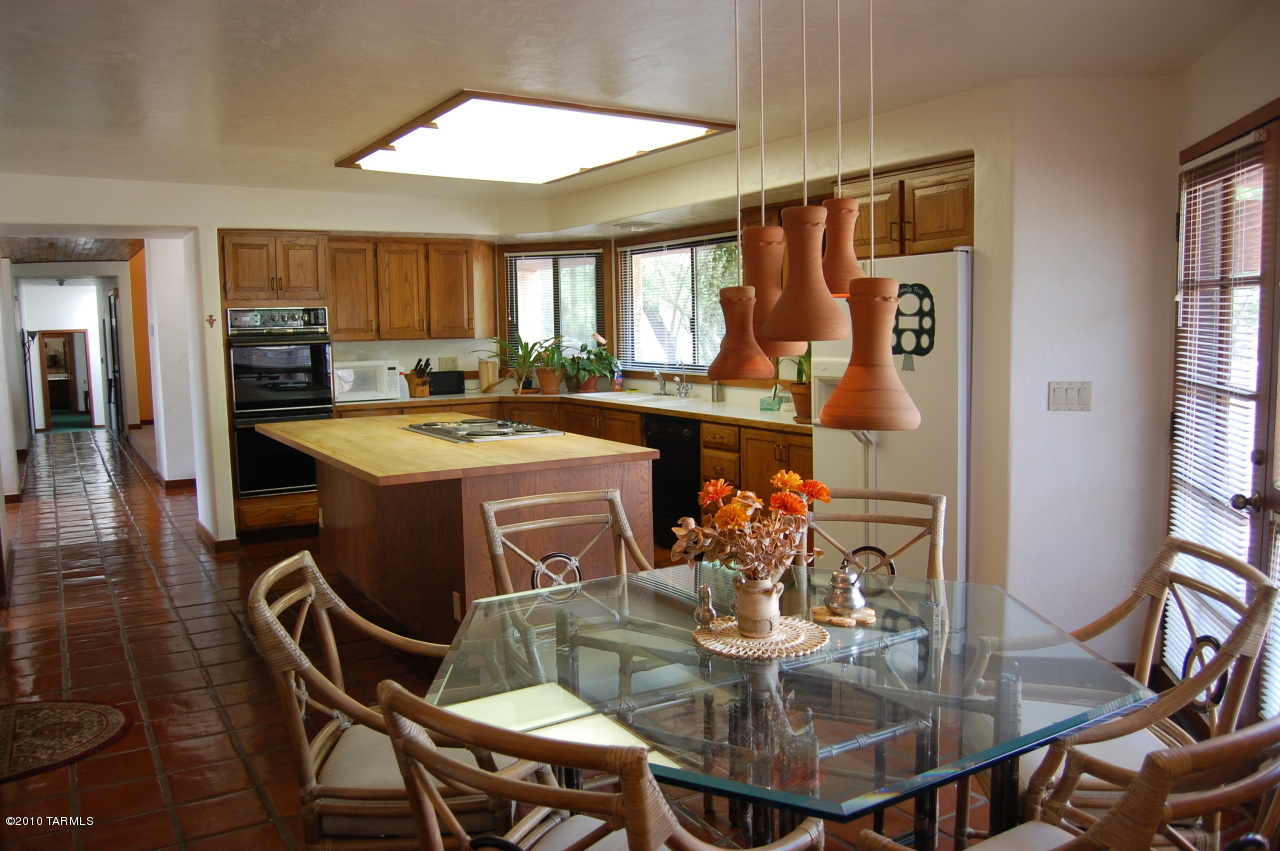 2390 E Calle Sin Controversia