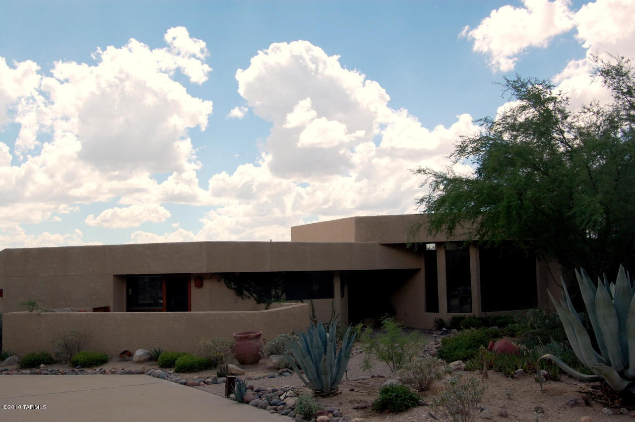 2390 E Calle Sin Controversia