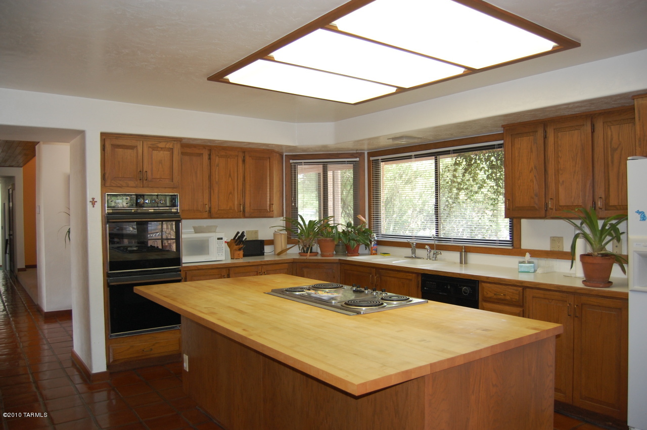 2390 E Calle Sin Controversia