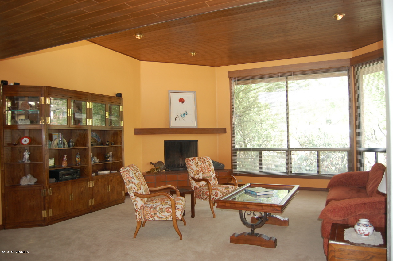 2390 E Calle Sin Controversia