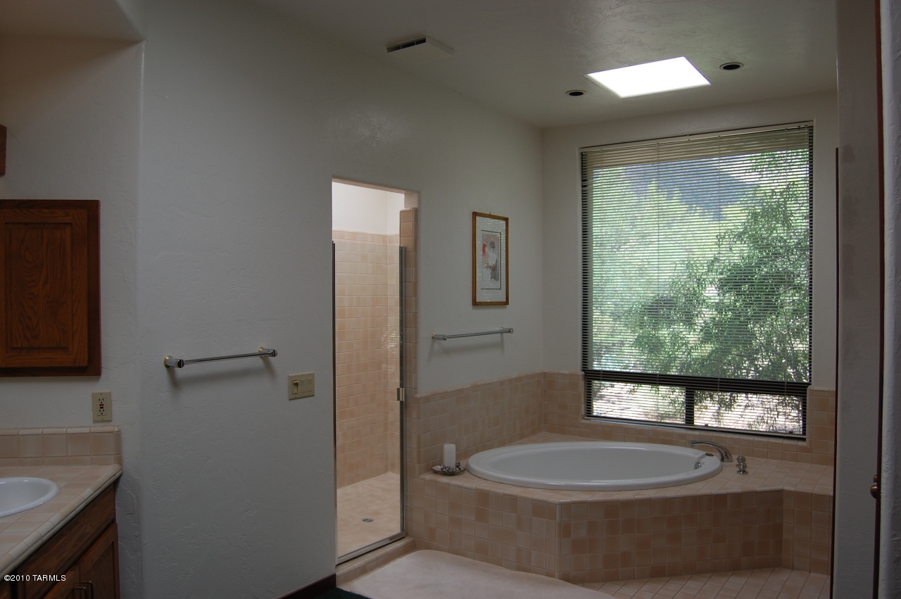 2390 E Calle Sin Controversia