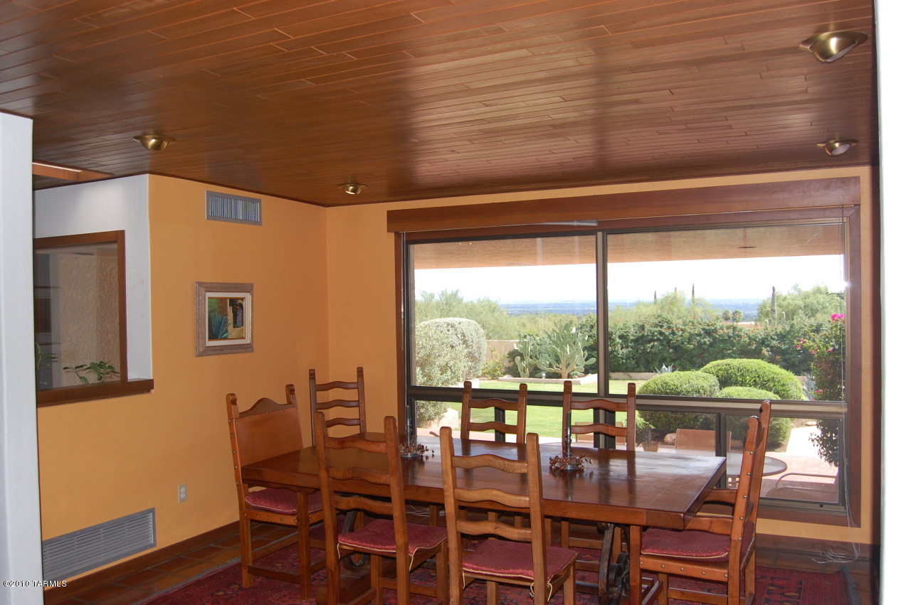 2390 E Calle Sin Controversia