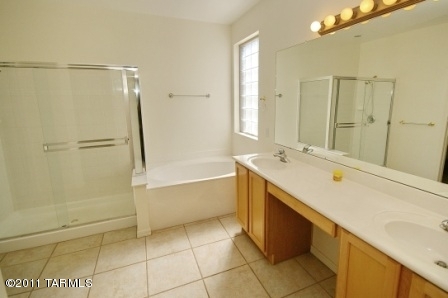 996 W Leatherleaf Drive