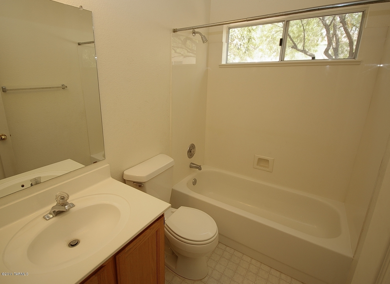 9424 N Warbler Place