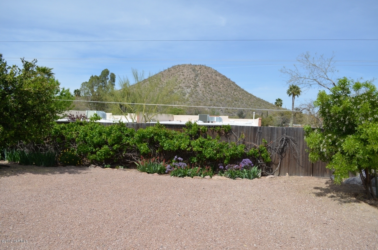 2800 W Desert Crest Drive